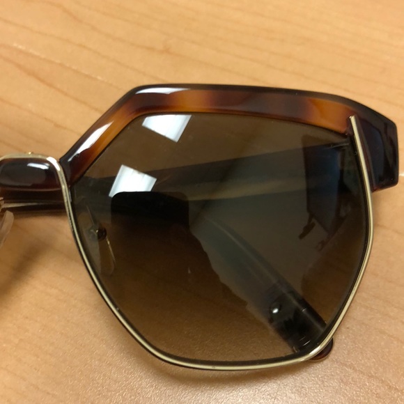 Chloe Sunglasses w Case - Picture 2 of 7